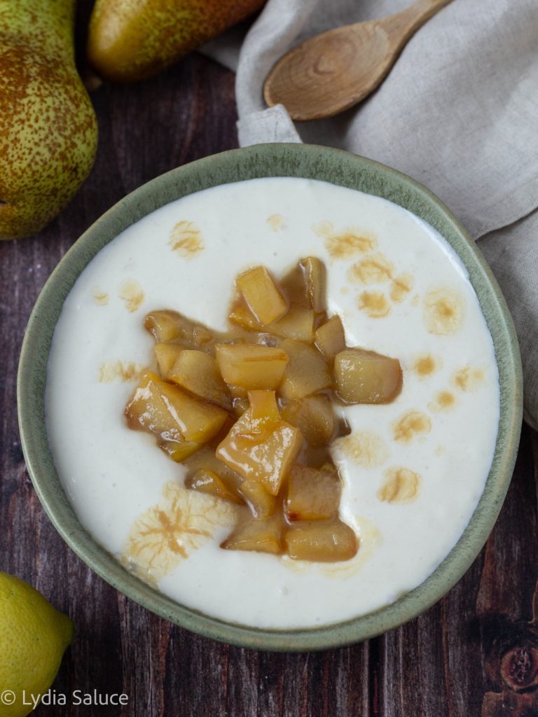 Ricotta batida com peras caramelizadas