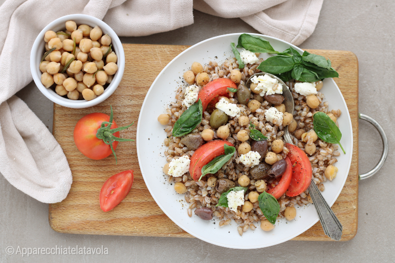 SALADA DE FARRO E GRÃO-DE-BICO COM TOMATES E QUEIJO