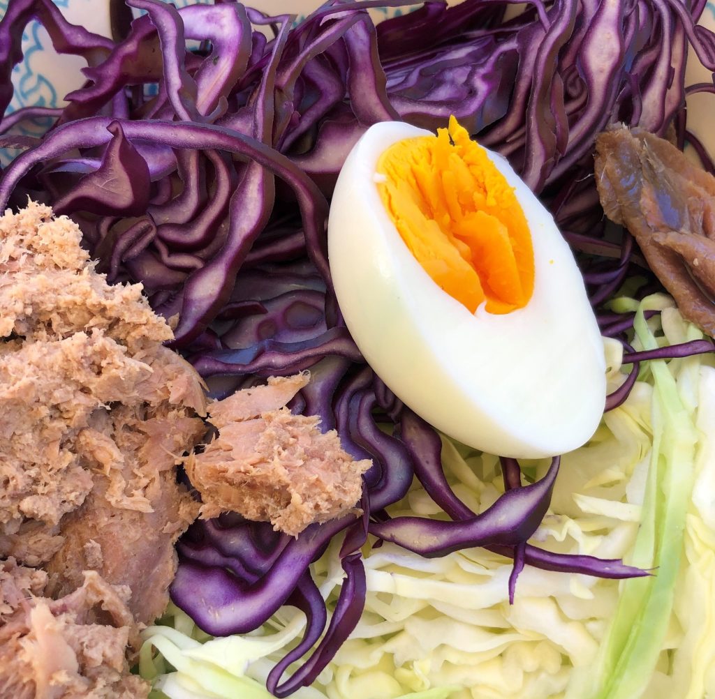 Repolho roxo e repolho verde na salada