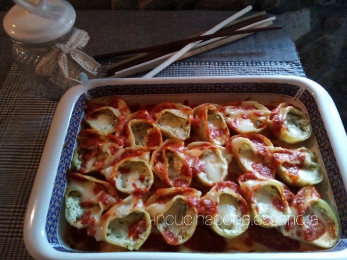 Lumaconi recheados com ricota e espinafre.