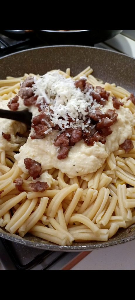 Misturamos a massa com o creme de batatas e linguiça