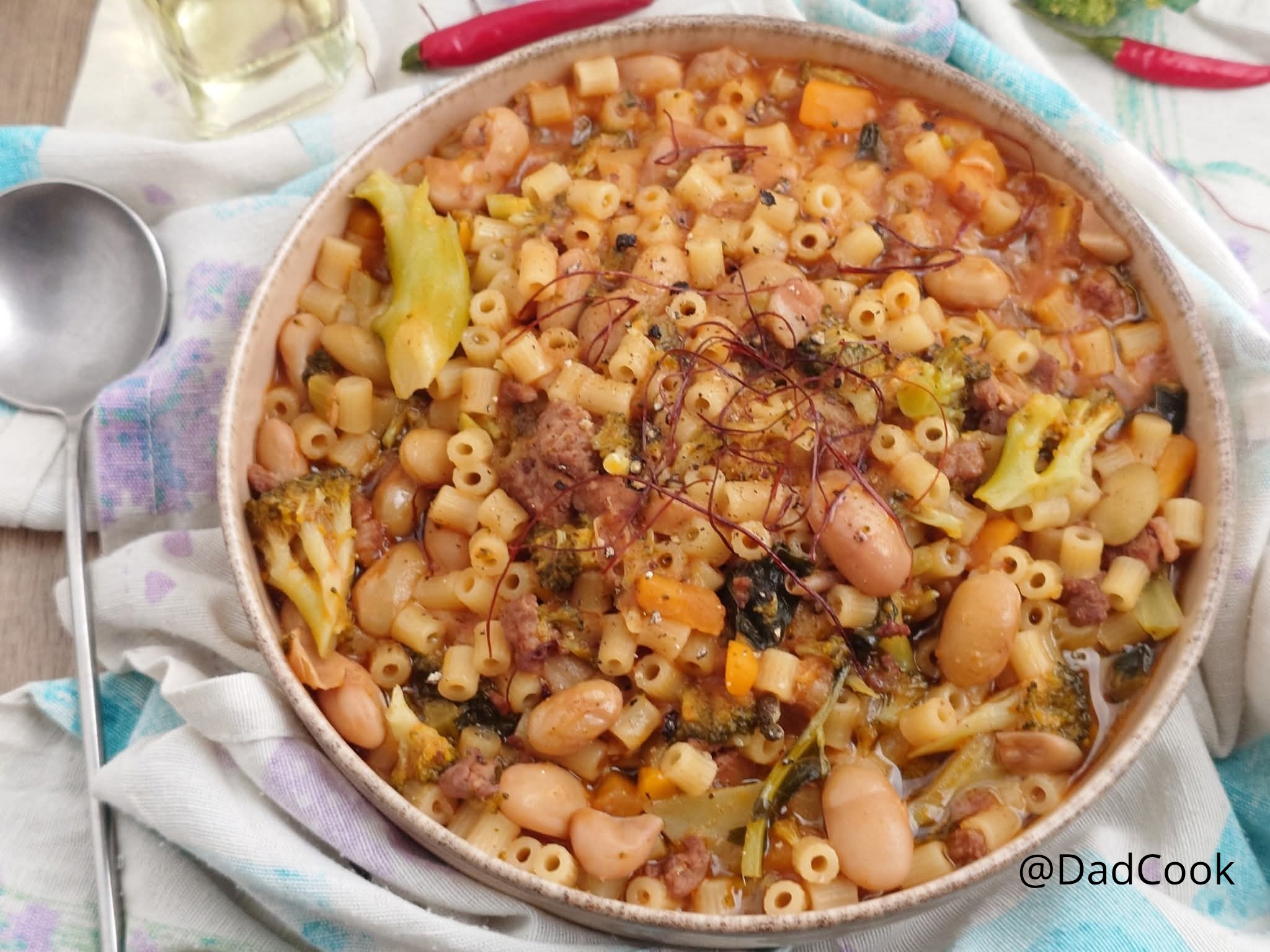 Sopa Rústica de Feijão Borlotti Fresco, Linguiça e Brócolis: Receita Rápida e Sustanciosa