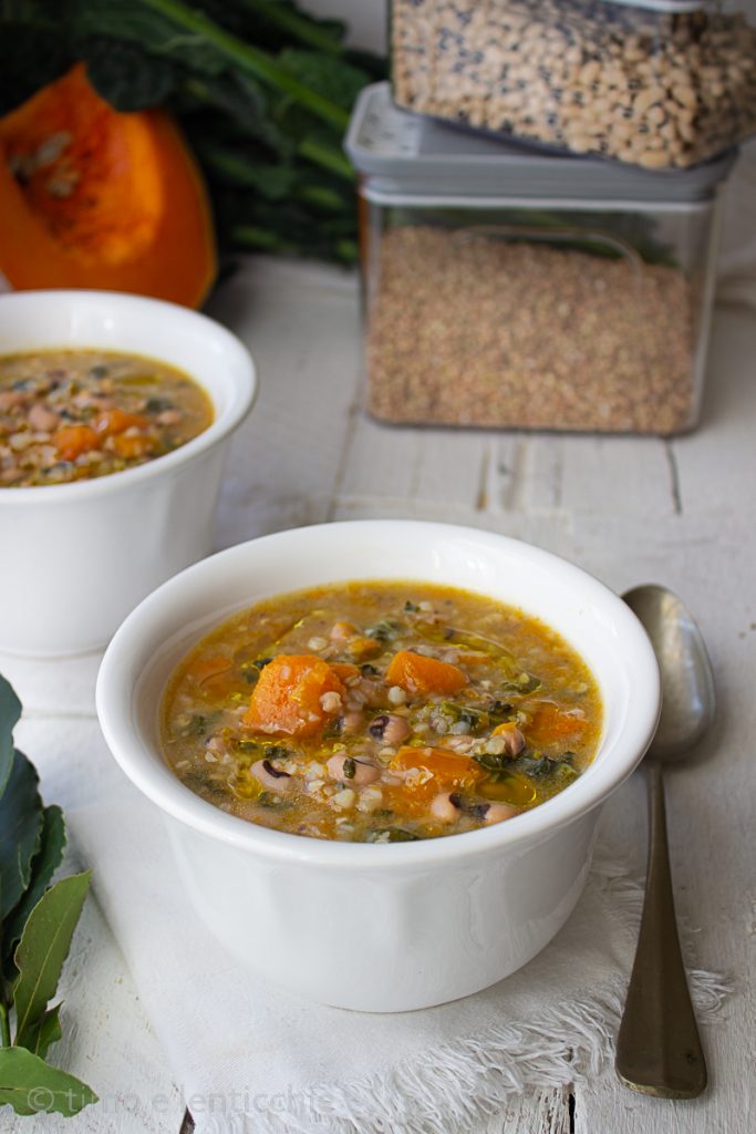 Sopa de abóbora e trigo sarraceno com couve negra
