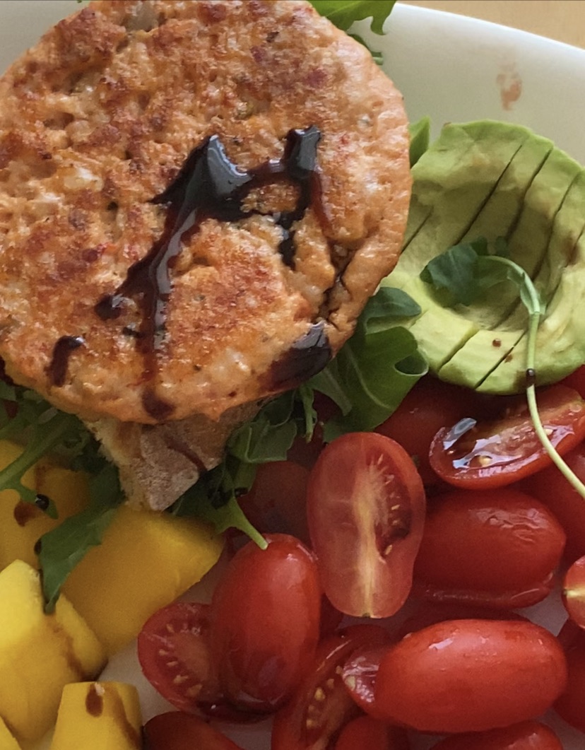 Salada com hambúrguer de salmão