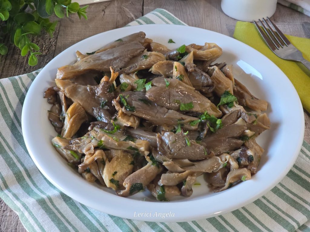 Cogumelos pleurotus na frigideira