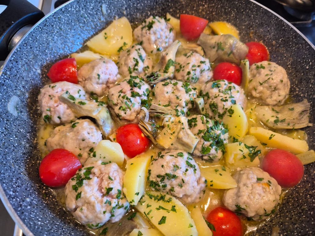 Almôndegas ao Molho Mediterrâneo com Alcachofras e Batatas