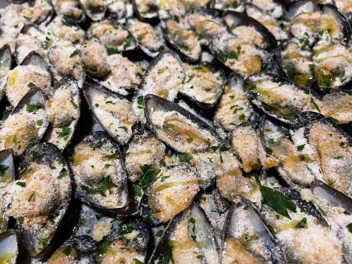 Mexilhões gratinados ao forno.