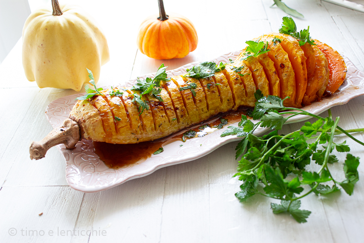 Abóbora hasselback com salsa de salsinha