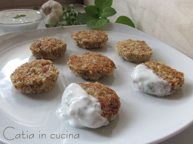 almôndegas vegetarianas com molho de hortelã