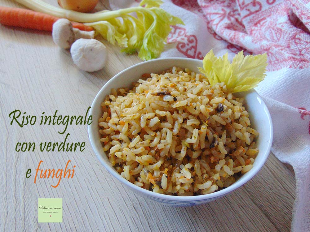 Arroz integral com legumes e cogumelos