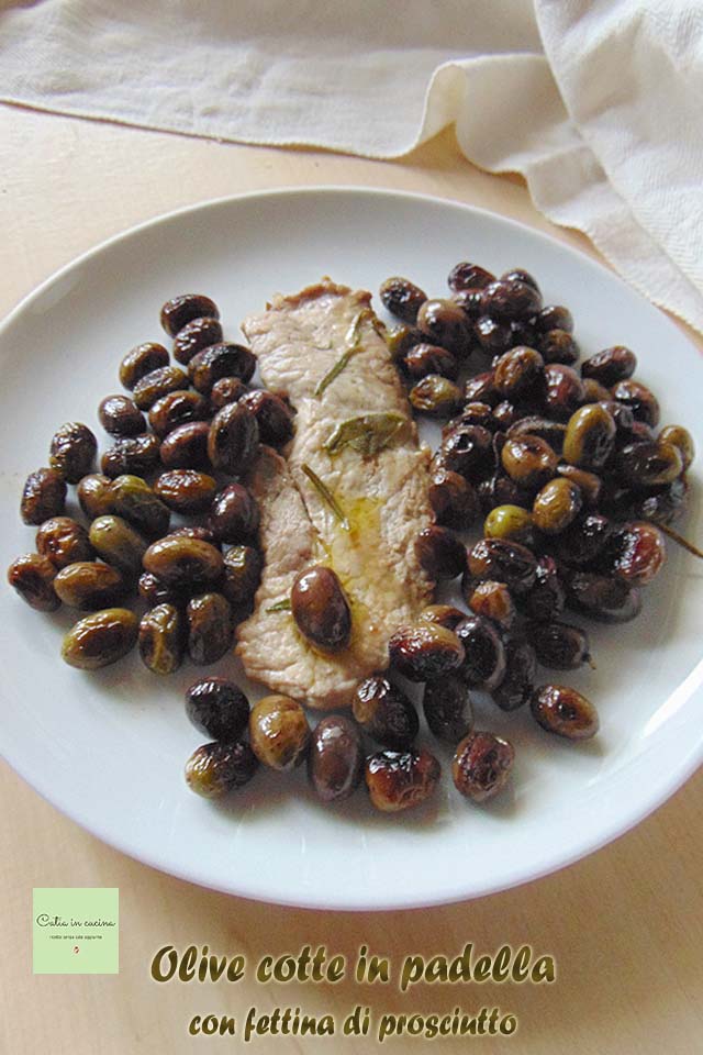 azeitonas cozidas na frigideira com carne de presunto