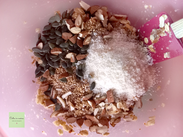 adicionar amêndoas, gergelim, sementes de abóbora e coco