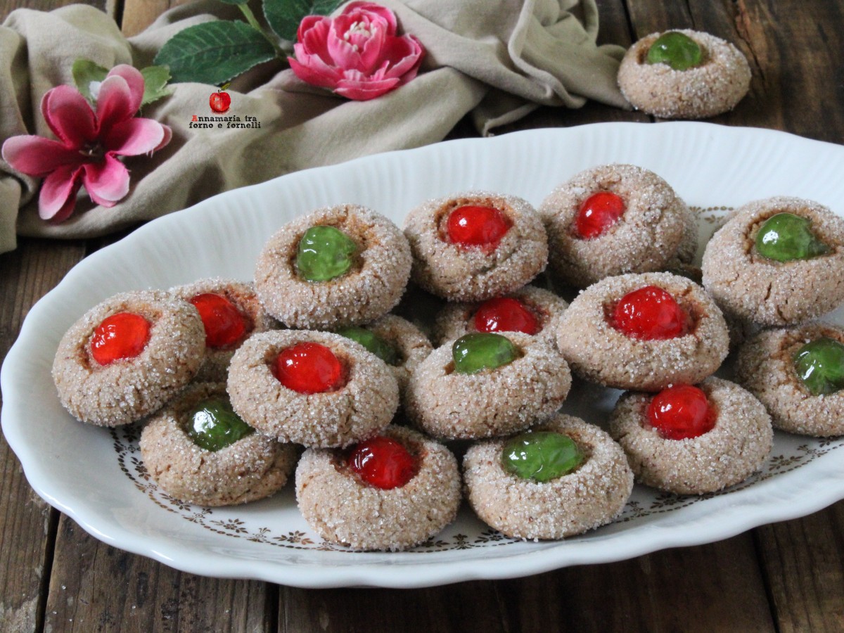 Biscoitos de amêndoas e cerejas cristalizadas