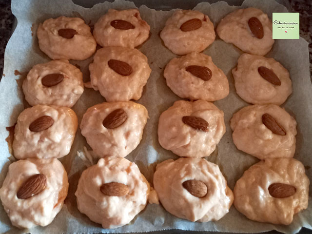 biscoitos macios com geleia de ameixa - prontos para assar