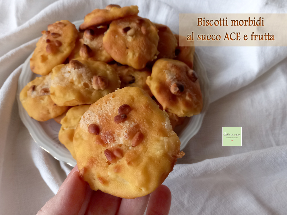 Biscoitos macios com suco ACE e frutas