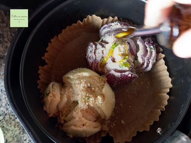 cebolas no cesto da fritadeira a ar