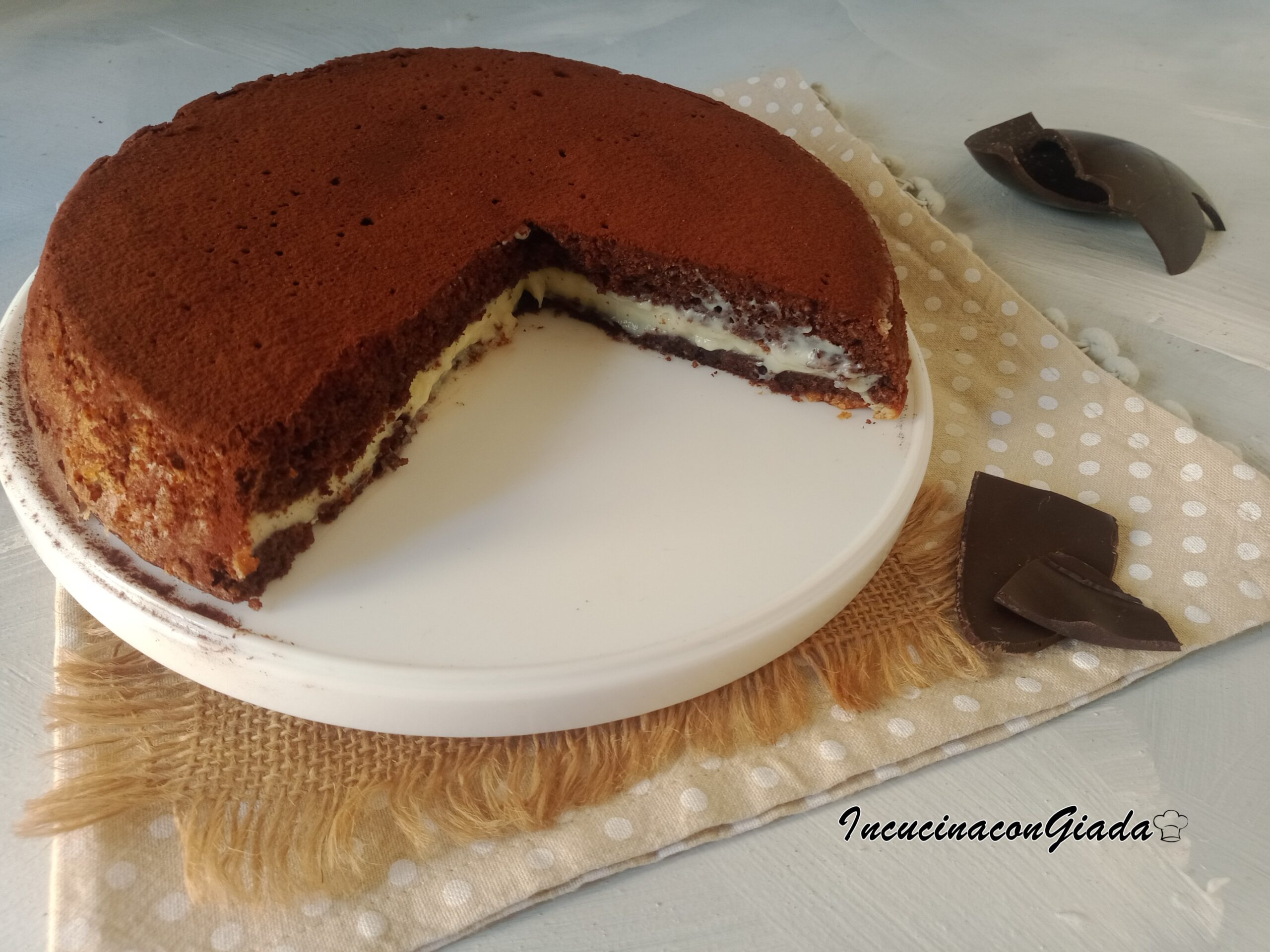 BOLO DE CACAU COM CORAÇÂO DE CHOCOLATE BRANCO