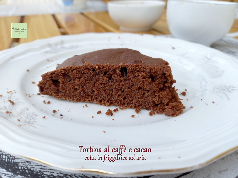 Bolo de café e cacau cozido na fritadeira elétrica