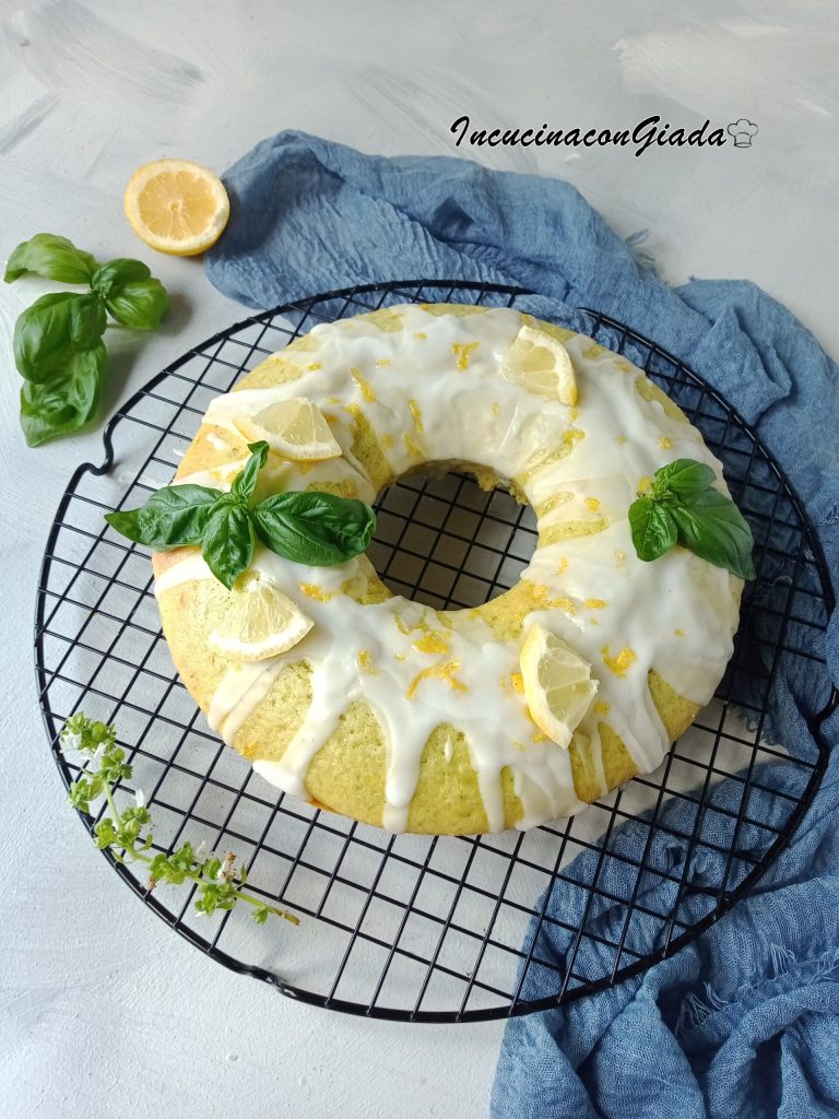 Bolo de manjericão e limão