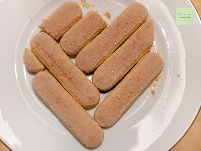 dispor os biscoitos champagne em forma de coração