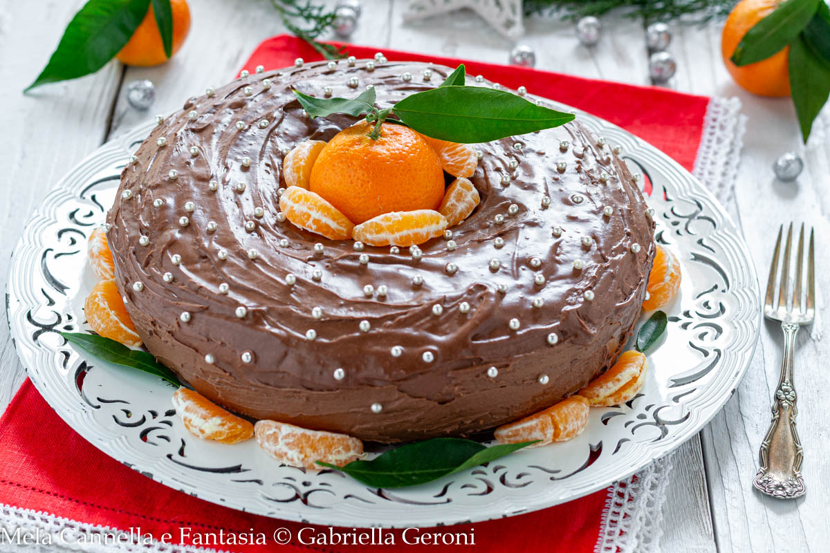 Bolo de tangerina com cobertura de chocolate amargo