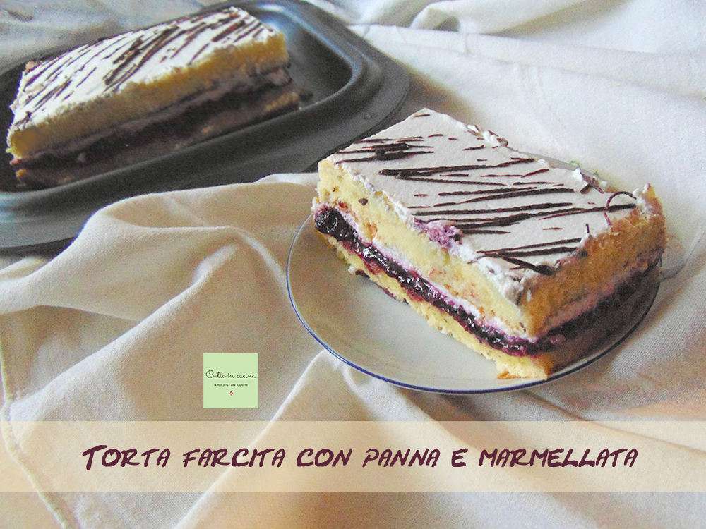 Bolo recheado com chantilly e geleia