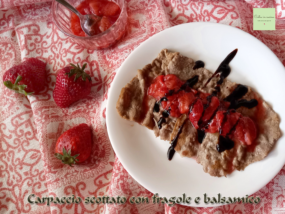 Carpaccio chamuscado com morangos e balsâmico