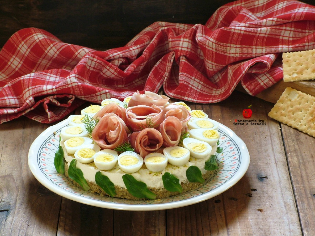 Cheesecake salgada com rosas de presunto