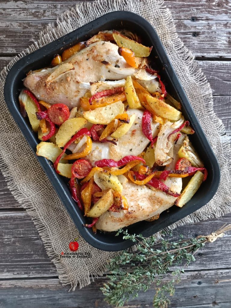 coxas de frango assadas com batatas e pimentões