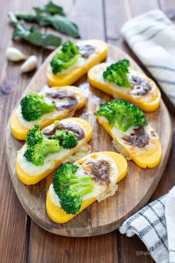 crostini de polenta ao forno com brócolis anchovas