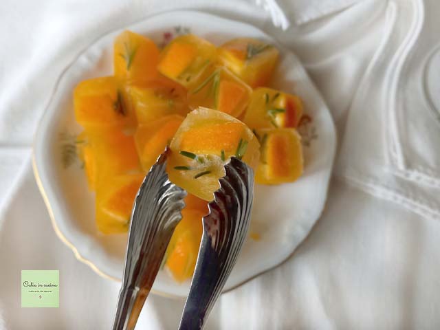 cubos de gelo de suco de laranja e alecrim cubo