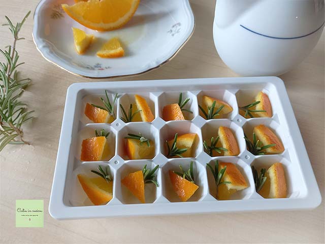 inserindo os pedaços de laranja e o alecrim na bandeja