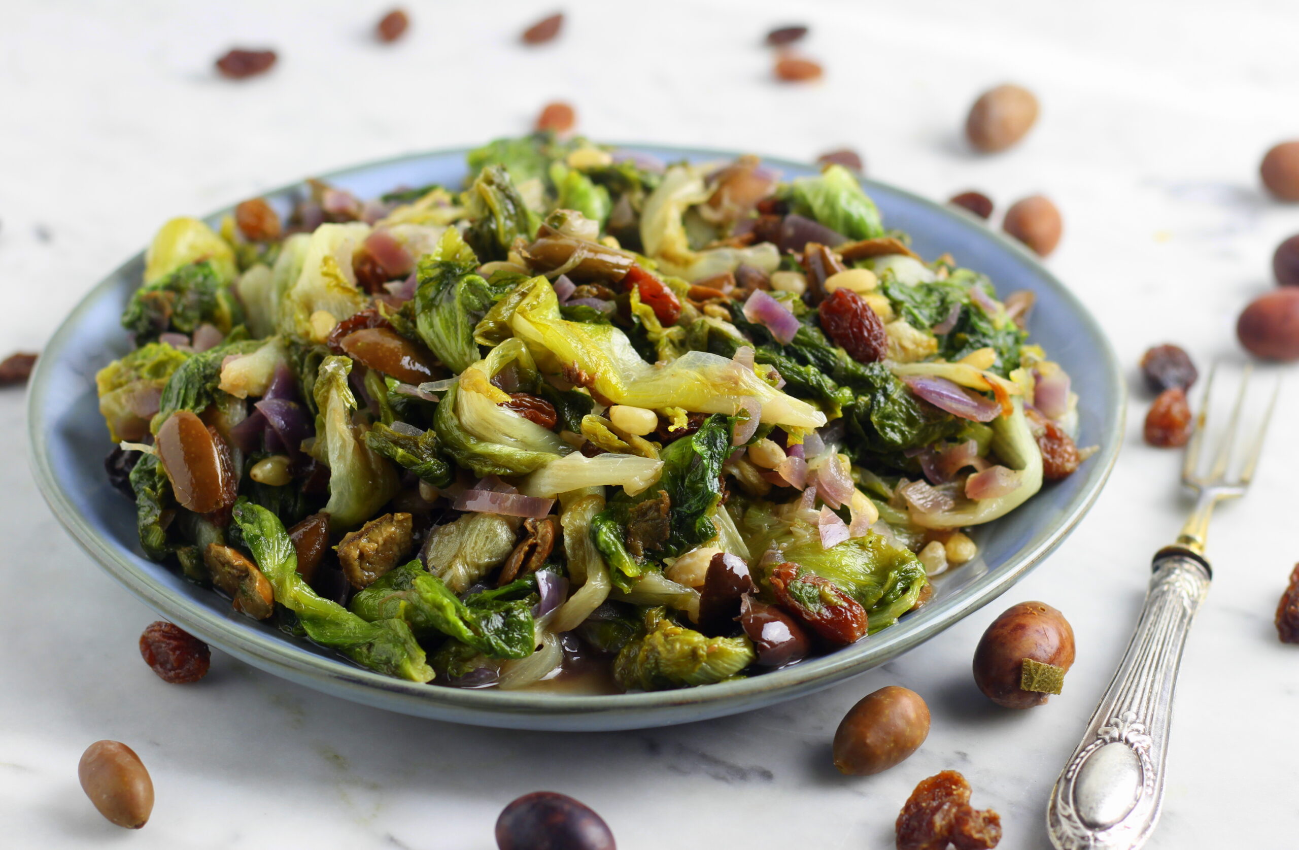 Escarola com passas e pinhões