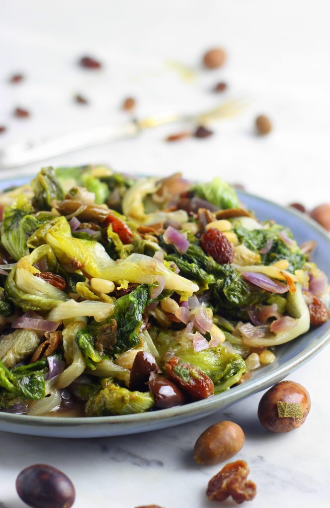 Escarola com passas e pinhões