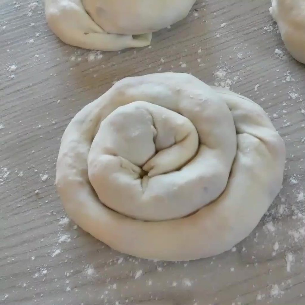 focaccia na frigideira com linguiça e azeitonas caracol