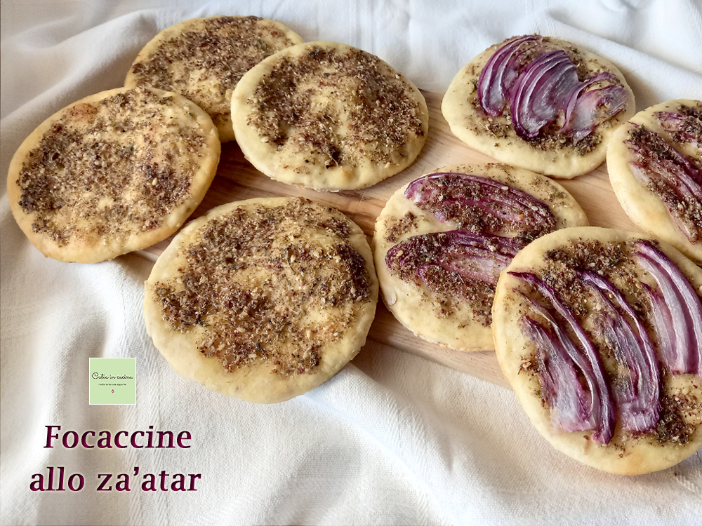 focaccias com zaatar e cebola roxa