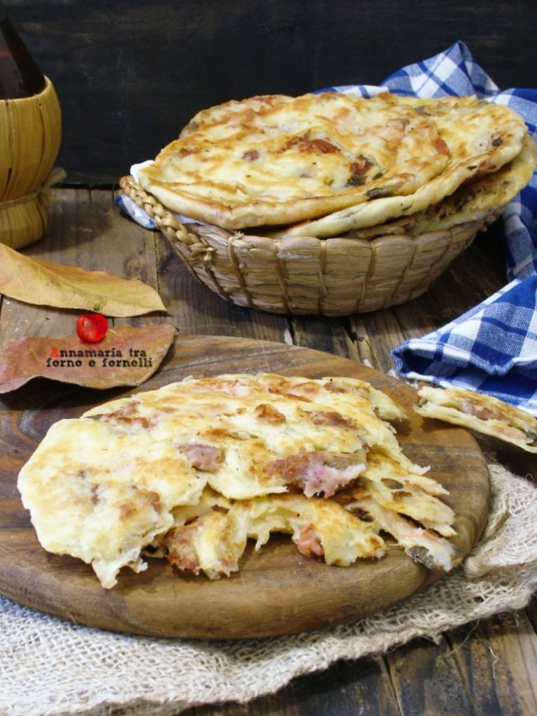 focaccias na frigideira com linguiça e azeitonas vertical