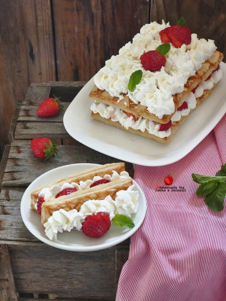 folhadinhos com morangos e chantilly