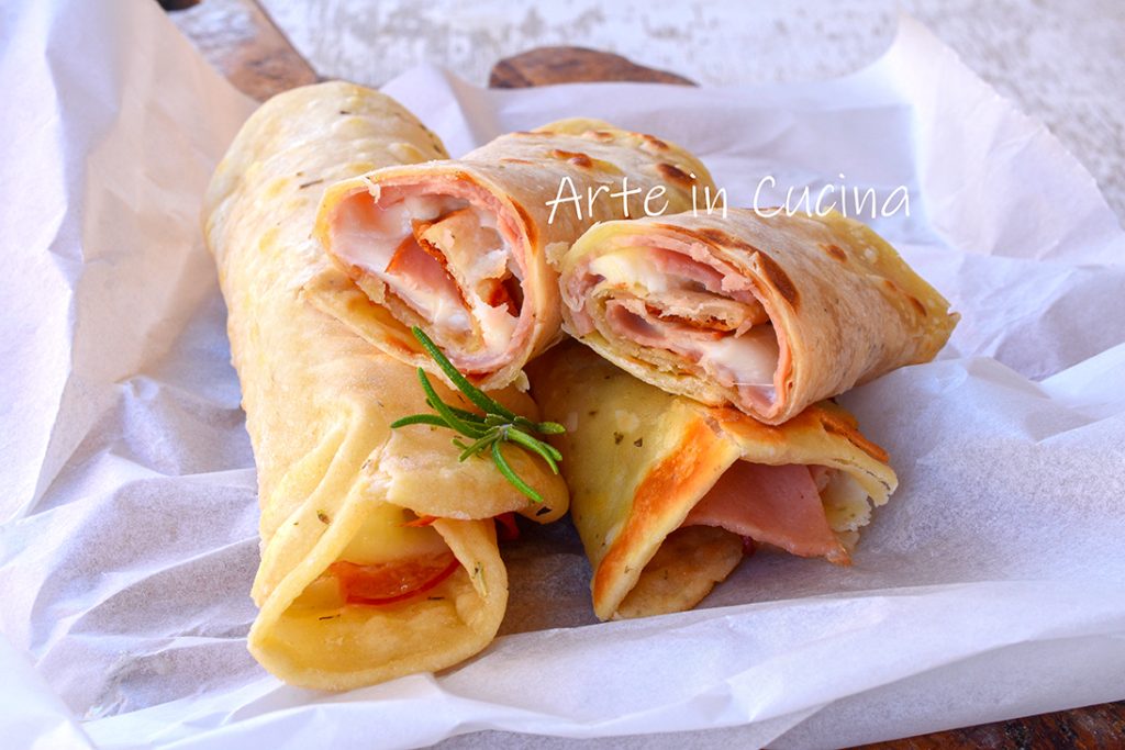 Folhas de pão rápido enrolado com mortadela