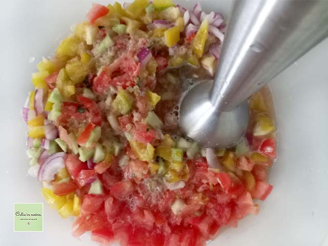 liquidificação dos vegetais do gazpacho