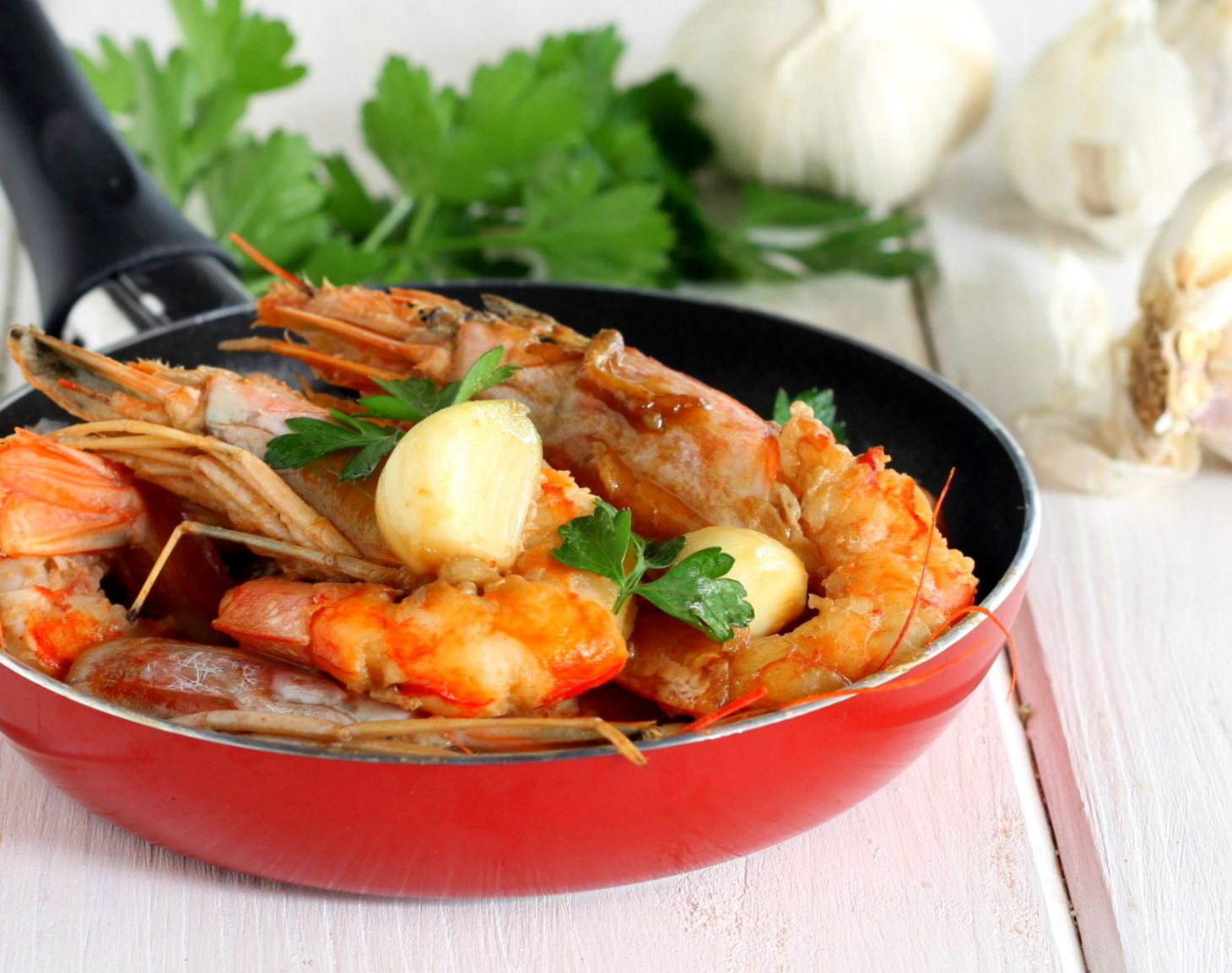 Camarões ao alho (gambas al ajillo)