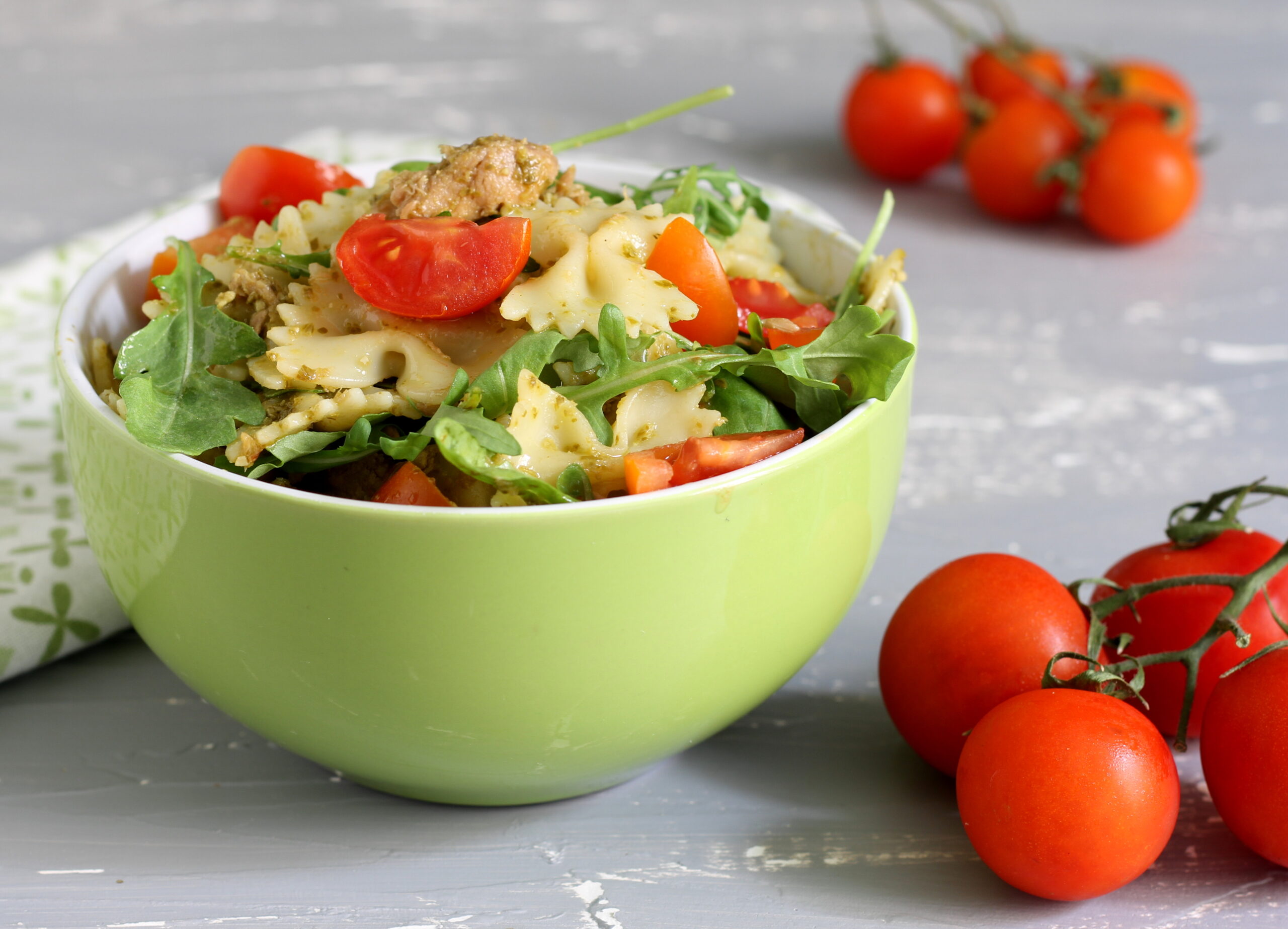 Macarrão frio com atum e pesto