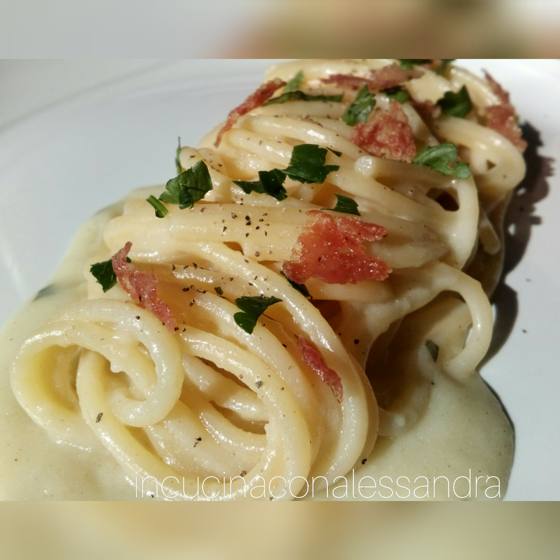 Espaguete com creme de alcachofra e speck