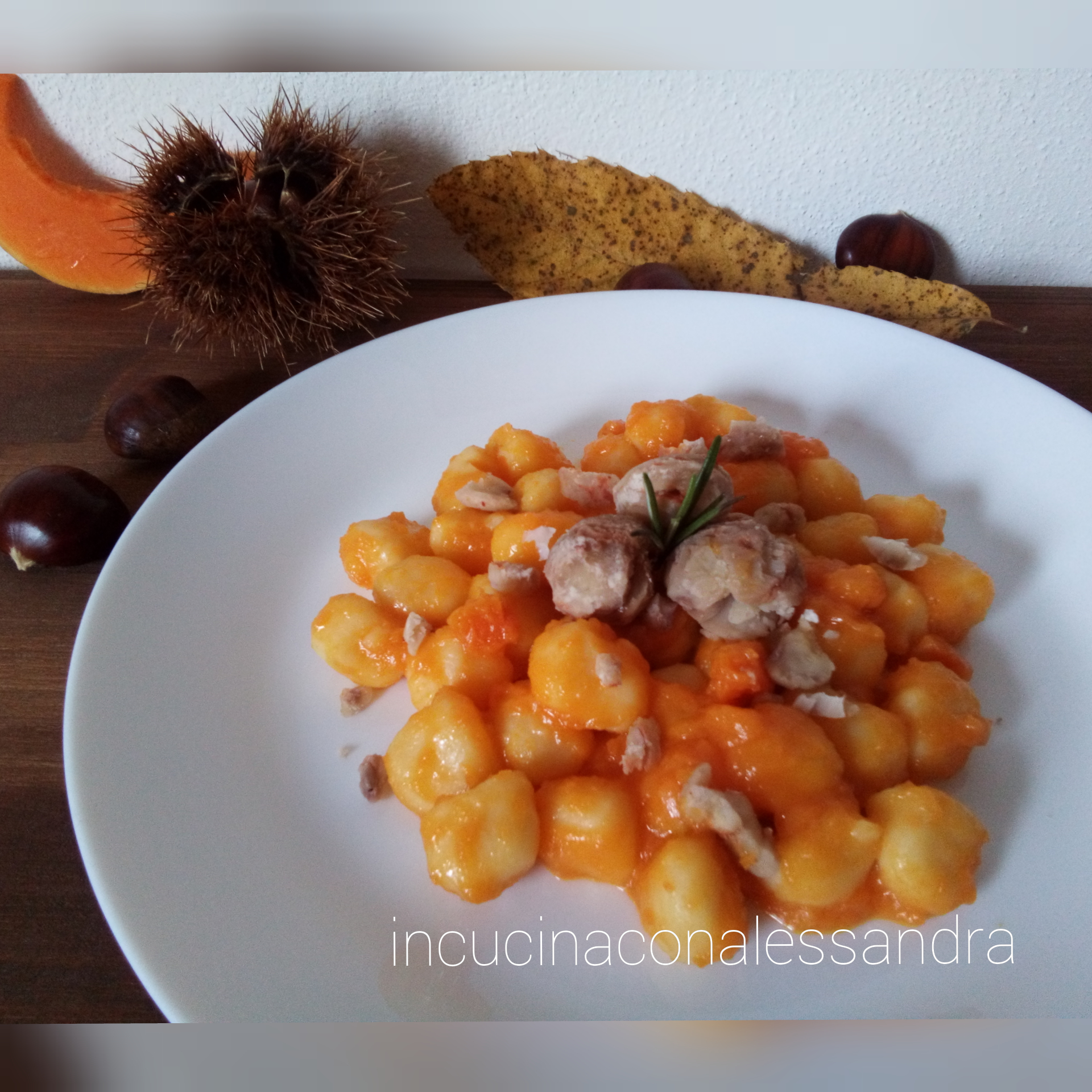 Gnocchetti com creme de abóbora, castanhas e cúrcuma