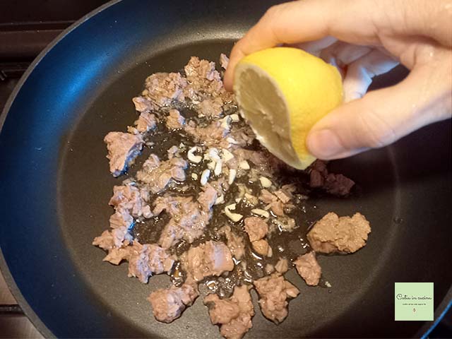 espremer meio limão