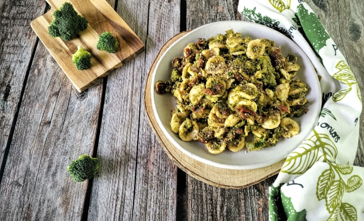 Macarrão com brócolis e tomates secos: receita simples, saborosa e cheia de personalidade