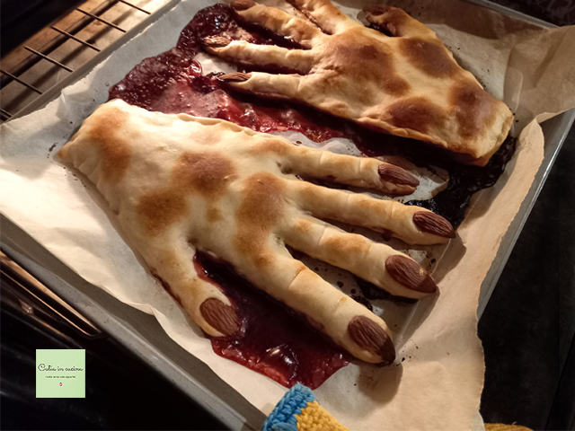 mãos de bruxa ensanguentadas recém saídas do forno