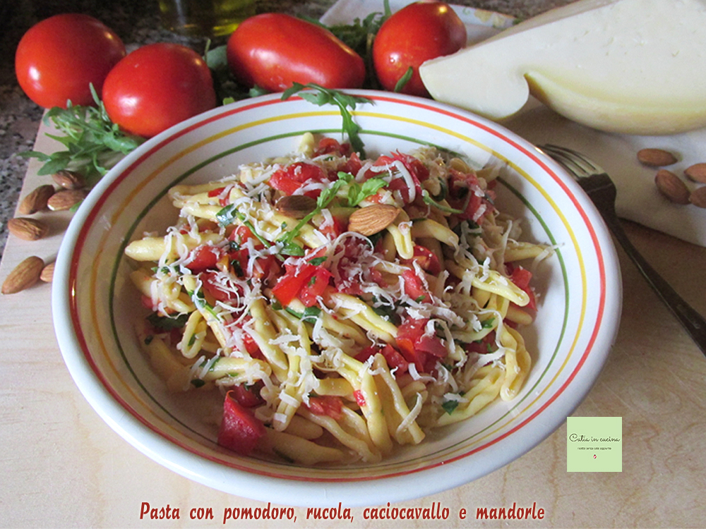 Massa com tomate, rúcula, caciocavallo e amêndoas