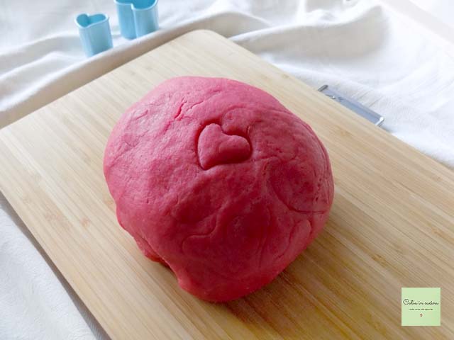 massa folhada rosa com óleo