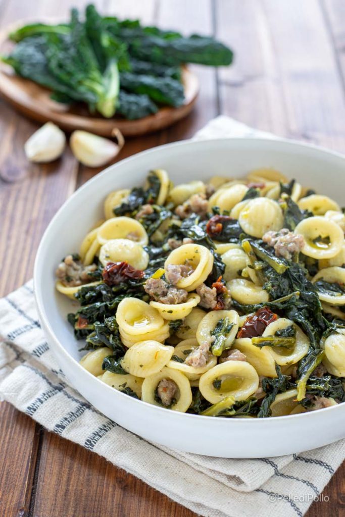 orecchiette com couve negra, linguiça e tomates secos